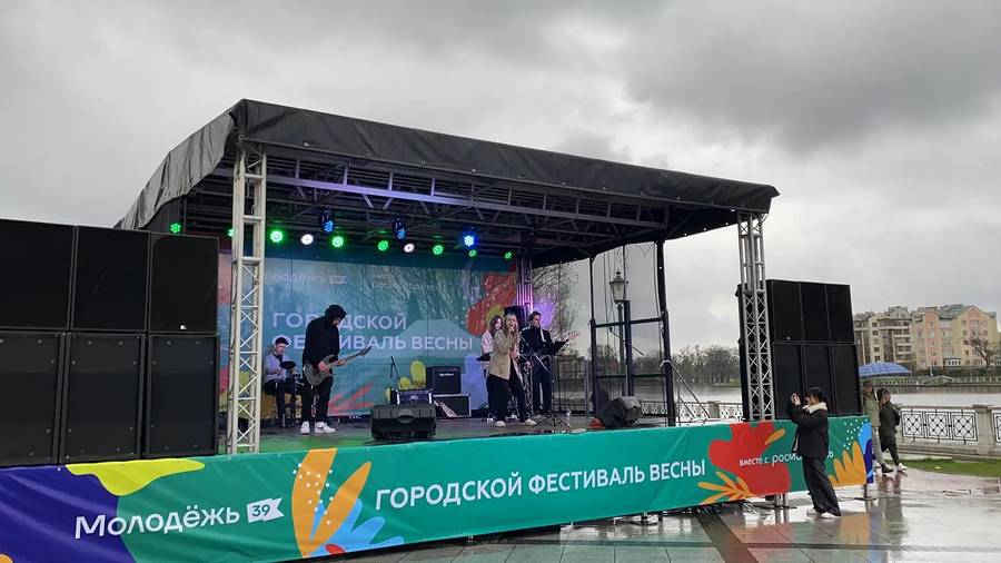 Сцена городского фестиваля весны